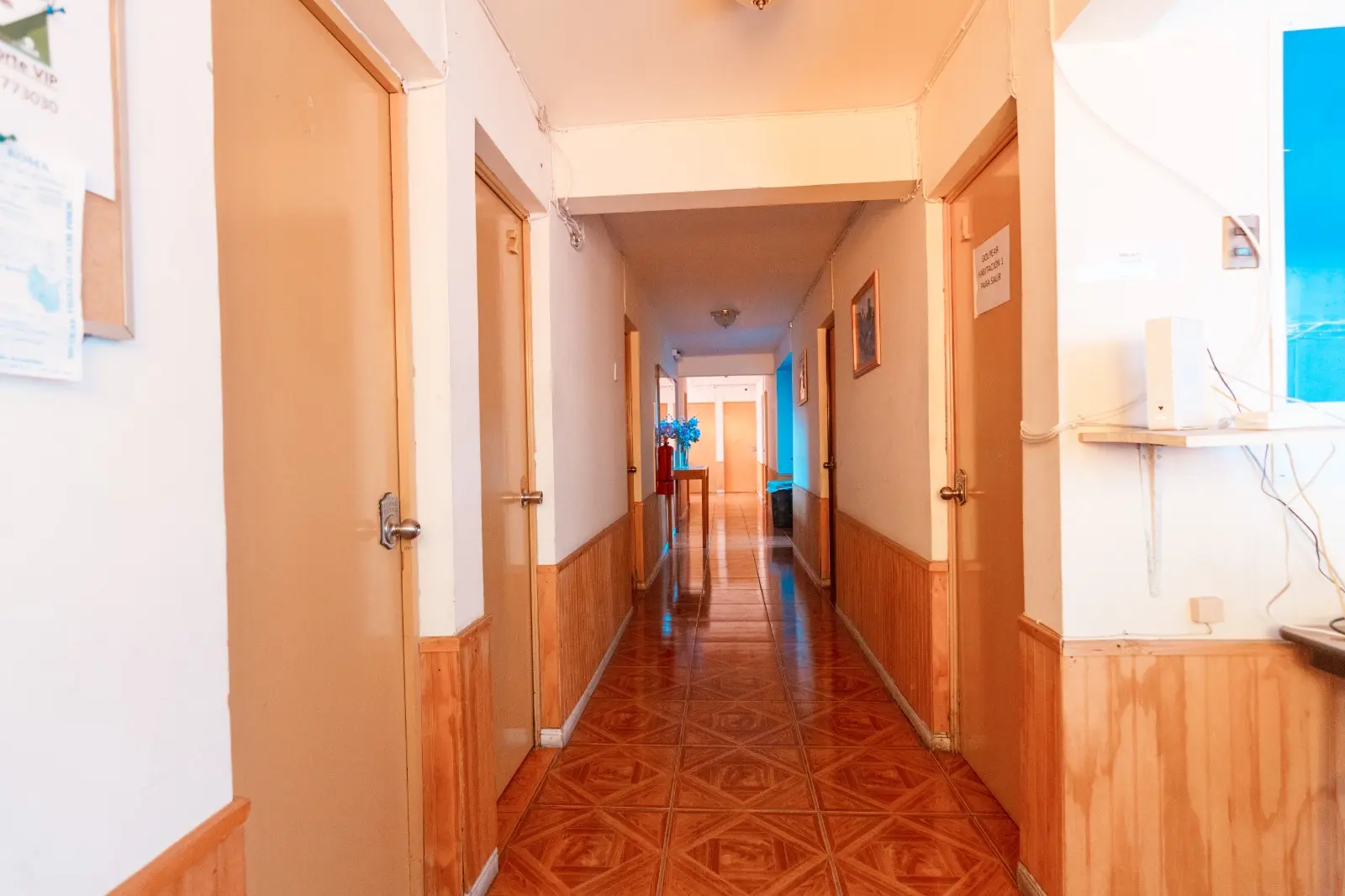 Pasillo interior del hostal