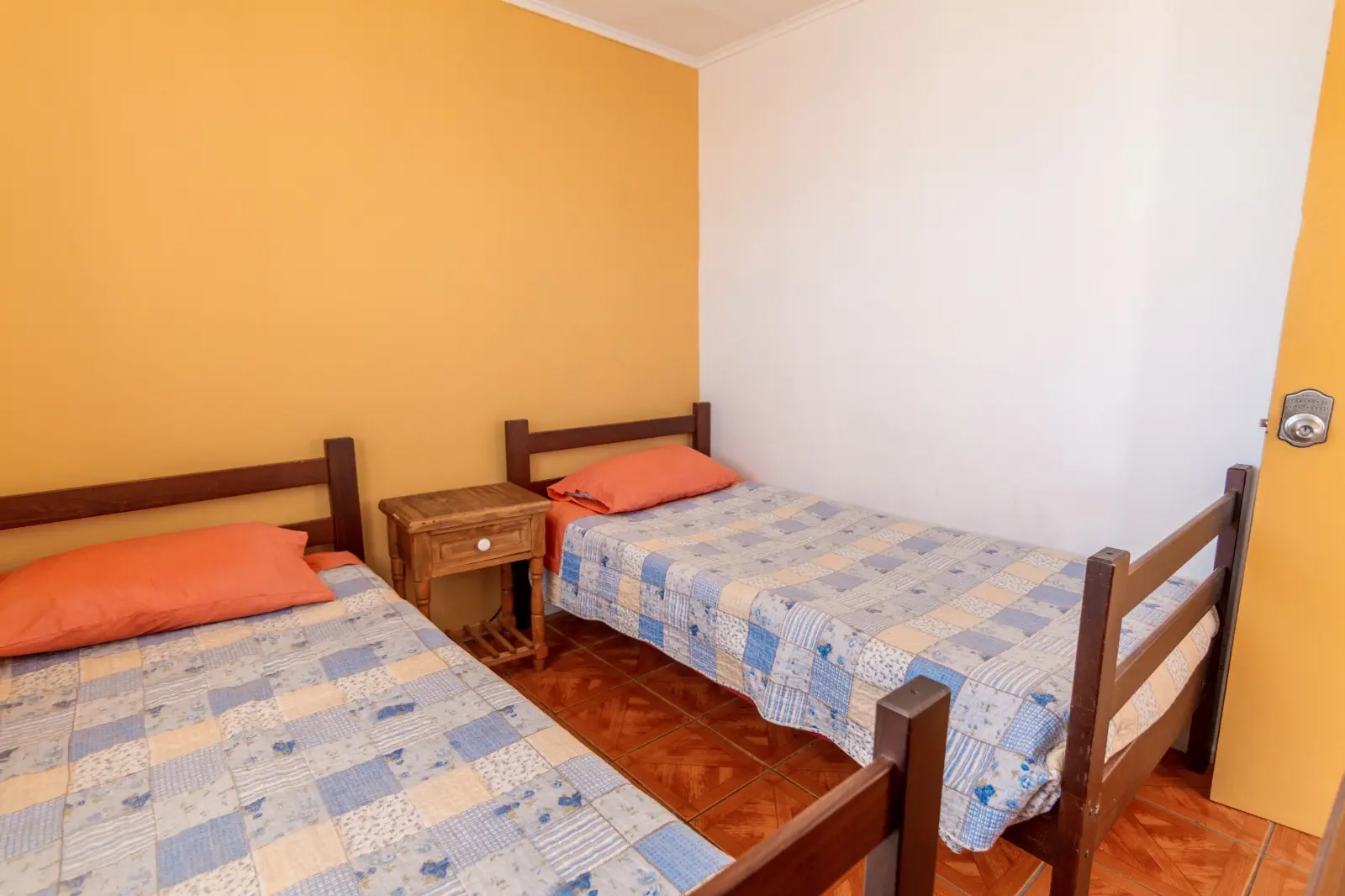 Habitación con veladores y ventana