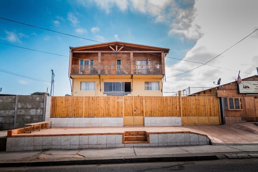 Fachada del Hostal El Descanso en Antofagasta